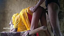 देसी बीवी डॉगीस्टाइल चूत फक के लिए झुकती है