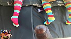 Duas belas putas se chupam e squirting na varanda!