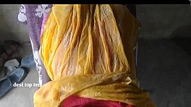 देसी बीवी डॉगीस्टाइल चूत फक के लिए झुकती है