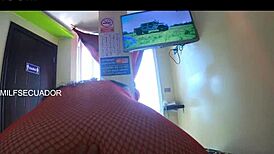 Oye, quieres ver cómo le doy una mamada bien mojadita a mi hijastro?