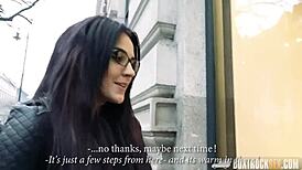 हॉट बेला बेरेटा बाहर चोदाई के दौरान चश्मा हिलाती है