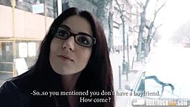 हॉट बेला बेरेटा बाहर चोदाई के दौरान चश्मा हिलाती है