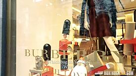 हॉट बेला बेरेटा बाहर चोदाई के दौरान चश्मा हिलाती है