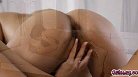 आलिया हादीद एम्मा हिक्स को लेस्बियन सीन में चोदती और खुश करती है