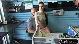 बेब ने डेस्क पर बॉडी क्लिंग फिल्म से लपेटी कैश मजे के लिए