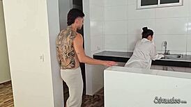 डैनर मेंडेज, मेरे हसबैंड का टैटूड सन, मुझे किचन में ड्रिल करता है