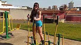 vadia gostosa flashing breasts in public, sucking cock on street