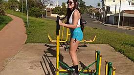 vadia gostosa flashing breasts in public, sucking cock on street