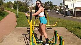 vadia gostosa flashing breasts in public, sucking cock on street