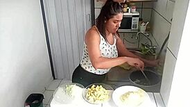 Sarah rosa cooks sexy farofa while showing big tits