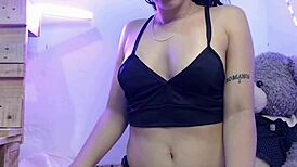 Curvy Girl Teases Her Pussy in Homemade Session