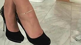 Cheating British Mature Lady Sonia Shows Off Huge Boobs