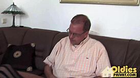 Gostosa Dona de Casa in Shortinho Seduces TV Technician for Hot Action. She Teases with Muff Diving!