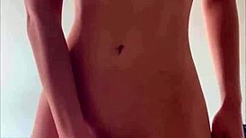 हॉर्नी 18+ लड़की खुद को छू रही - मैस्की