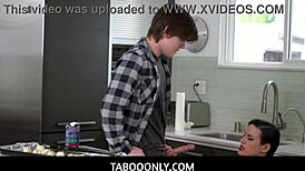 स्टीपमॉम पेनी बार्बर स्टीपसन टायलर क्रूज को रफ हैंडजॉब से हेल्प करती है