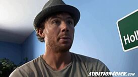 ब्लोंड टीन 18+ कास्टिंग डेस्क पर रोल के लिए चूत दिखा इम्प्रेस करती है