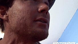 ब्लोंड टीन 18+ कास्टिंग डेस्क पर रोल के लिए चूत दिखा इम्प्रेस करती है