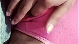 Mi Prima Cachonda Se Graba Mientras Se Masturba y Me Lo Envía