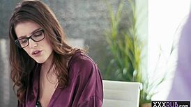 सेक्सी बड़ी बूब्स टीन अपने ओल्ड हसबैंड को शॉवर में टीज करती है