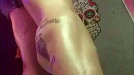 MILF BODYBUILDER GETS HER LEGS OILED UP