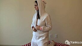 Yanks Luciferra fingering her shaved pussy to climax 😍