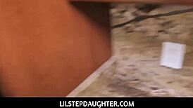 टिनी एशियन टीन एम्बर स्नो को वाइट स्टीपडैड कैश के लिए किचन पीओवी में फक करता है