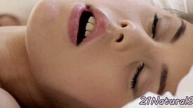 स्वीट यूरोपियन मॉडल, उसकी चूत चाटी और ड्रिल्ड देखना चाहते हो?