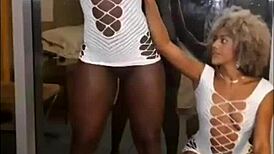 duas negras gostosas dançam e mostram bucetinha greluda no ano novo