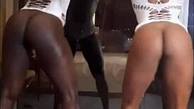 duas negras gostosas dançam e mostram bucetinha greluda no ano novo