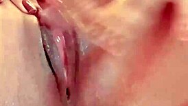 Petite girl gives siririca to old man for money 😏