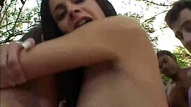 चेक लूसी ली बेंट ओवर वाइल्ड आउटडोर गैंगबैंग ग्रुप एक्शन में