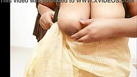 Sexy Indian Aunty Stuns in Traditional Saree