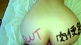 मैंने रूसी लड़की की त्वचा पर गंदे शब्द लिखे