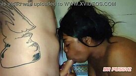 एबोनी वाइफ स्टीमिंग बाथरूम में मॉन्स्टर कॉक डीपथ्रोट कैसे हैंडल करती है?