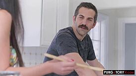 यार मैं कितना लकी हूँ अपनी बीवी को स्कार्लेट एलेक्सिस के साथ हॉट थ्रीसम में शेयर कर रहा