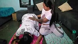 योगा क्लास में दोस्त संग छूना और चाटना