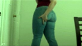 Culona provocando with fat ass in jeans