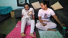 योगा क्लास में दोस्त संग छूना और चाटना