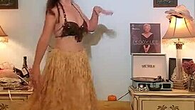 Dainty Rascal Dances With Body Positivity