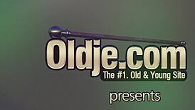 उसके मोटे लंड को हर जगह चाट रही है बस उसकी गरम लोड को निगलने के लिए।