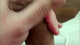 just chillin’ with my brazilian twink neighbor, he’s super cute in this solo vid