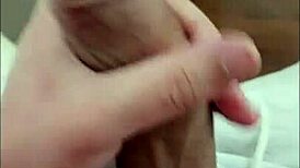 just chillin’ with my brazilian twink neighbor, he’s super cute in this solo vid