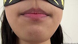 एशियन अपस्कर्ट जीभ खेल वाली विचित्र फेटिश चुदाई