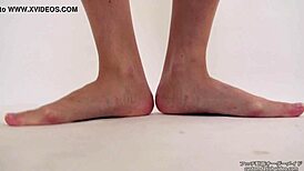 एशियन अपस्कर्ट जीभ खेल वाली विचित्र फेटिश चुदाई