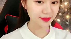 सेक्सी लड़की सफेद शर्ट में मासूम लाइवस्ट्रीम करती है