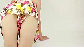 एशियन अपस्कर्ट जीभ खेल वाली विचित्र फेटिश चुदाई