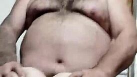 novinha tarada fica dando a xereca para o coroa e a mesmo tempo falando com o namorado pelo celular mas que safada