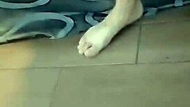 Hombre liberal disfruta grabar como le dan veraga a su esposa azul dando regalo de aniversario a su marido cuckold pov!