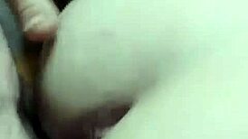 novinha tarada fica dando a xereca para o coroa e a mesmo tempo falando com o namorado pelo celular mas que safada