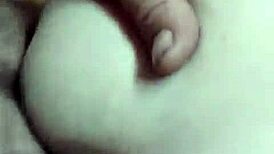 novinha tarada fica dando a xereca para o coroa e a mesmo tempo falando com o namorado pelo celular mas que safada